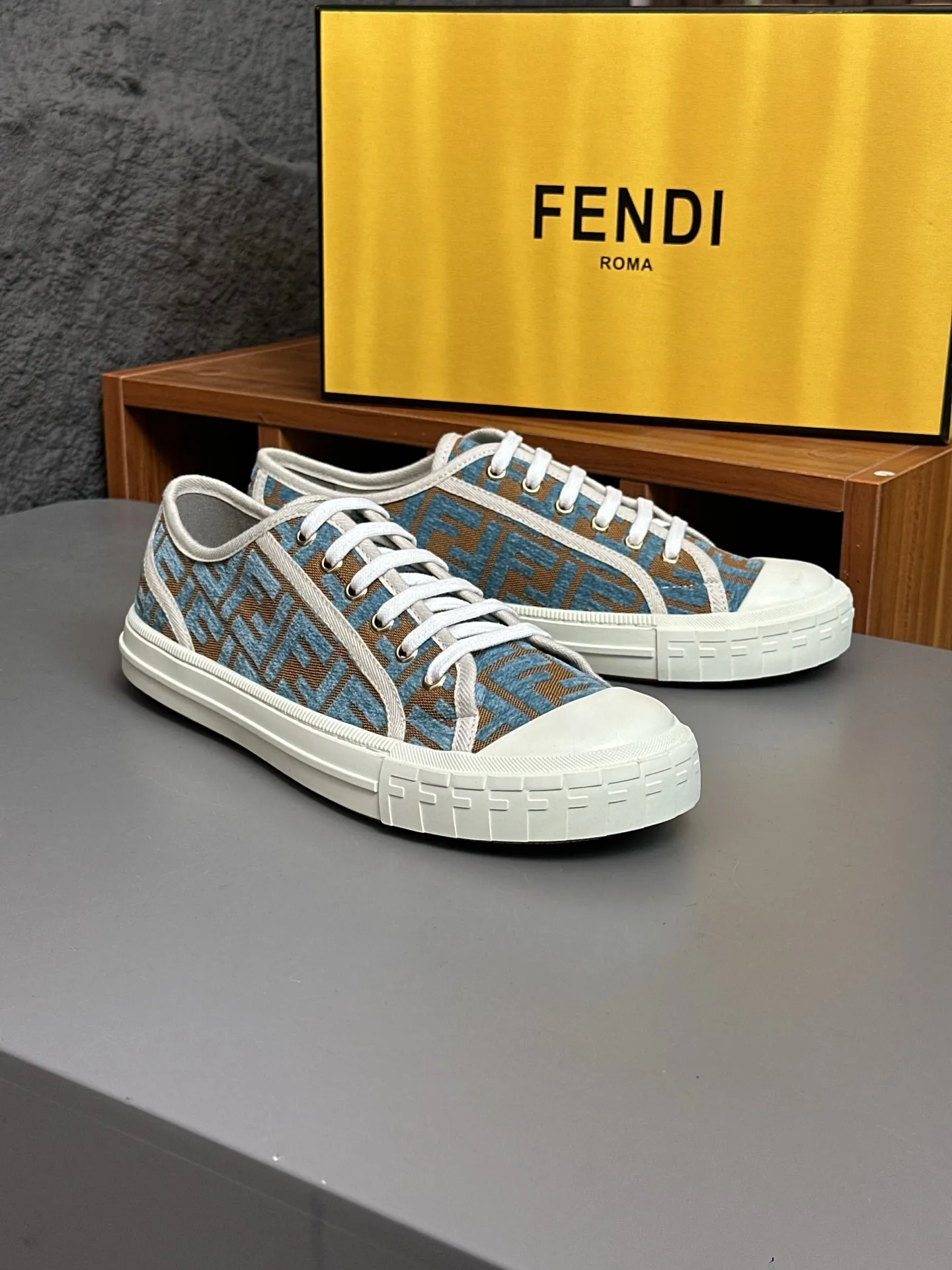 Men's shoes 💰580 FENDI Match men's lace-up sneakers. ♞size; couple size 35-40 (women) 39~45 (men) This item is from the Stefano Pilati design series. It is made of black leather and decorated with gray leather details. Rubber sole with FENDI on the side. Material: 100% calfskin, lining: 70% polyester, 27% nylon, 3% spandex